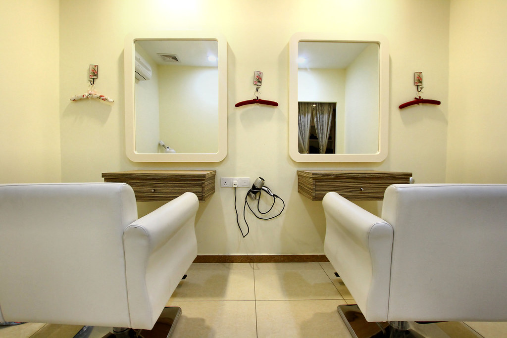 Interno di un centro estetico moderno con poltrone e specchi