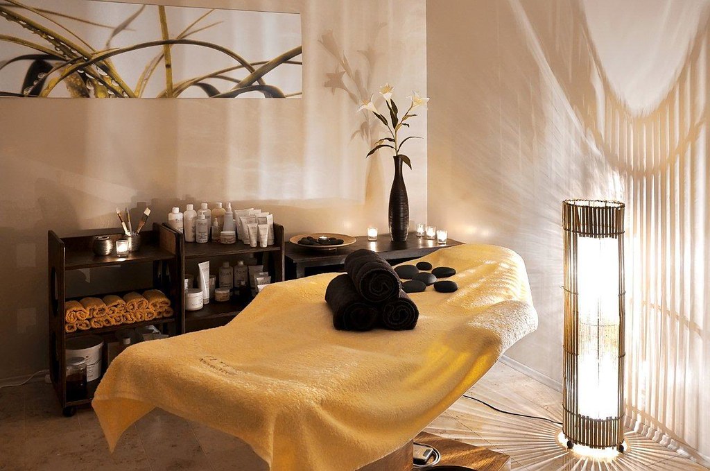 Sala trattamenti di una spa con lettino e candele