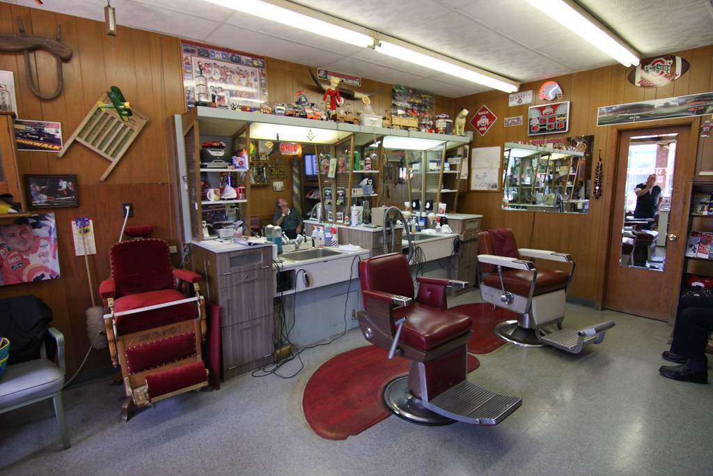 Barbiere al lavoro all'interno di una barberia