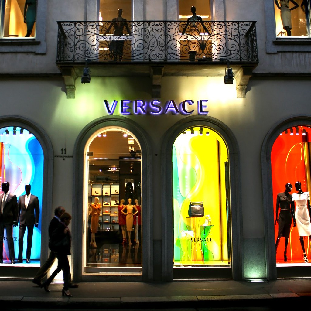 Vetrina di una boutique in via Montenapoleone a Milano