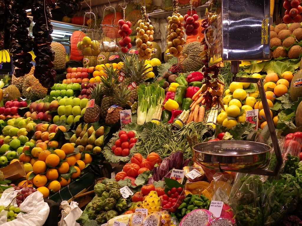 Banco del mercato con frutta colorata